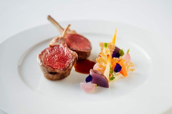 Lammkotelett Sauce vom wilden Thymian | Wurzelgemüse - Restaurant Romanoff - Küchenchef Heros De Agostinis - Carlton Hotel St. Moritz - Dezember 2019 - Copyright: Olivia Pulver - Glanzlicht Fotografie