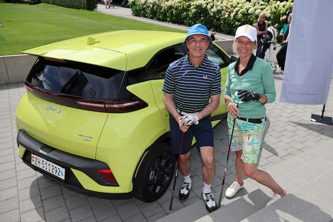 Golf Cup-Partner: BYD-Manager Piergiorgio Cecco, mit Tamara Henderson («Amaron», Davos). Der BYD (in Lemon Green) ist «World Urban Car of the Year». Mit Karaoke-Taste.