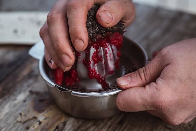Rande aus dem Feuerring - Der Hexer kocht wieder auf dem Feuerring, eine Grillschale aus Metall. Im Innern lodert das Feuer, auf dem Ring bereitet er seine Speisen zu, mit allem, was die Natur hergibt. - Stefan Wiesner(Chefkoch, Naturkoch), Rössli Escholzmatt - Freitag, 8.2.2019 - Copyright Olivia Pulver
