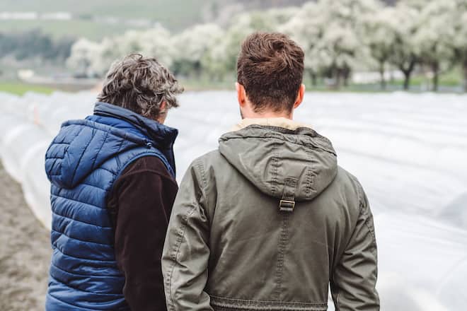 Silvio Germann mit Spargelbauer Christian Riesch - Unterwegs mit Silvio German vom Restaurant Igniv in Bad Ragaz - Besuch seiner Lieferanten: Hühnerzüchter, Spargelbauer - Im Gewächshaus vom Hotel, in der Küche - Restaurant Igniv by Caminada in Bad Ragaz - Freitag, 12. April 2019 - Copyright Olivia Pulver