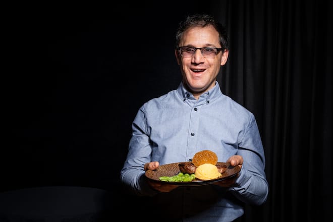 Jean Baldo (Administration/Service) am Servieren im dunklen Restaurant - Das Erlebnisrestaurant "Blinde Kuh" feiert 20 Jahre Jubiläum. Ein Blick hinter die Kulissen mit dem Chefkoch Dirk Simon und dem Sevice- und Administrationsmitarbeiter Jean Baldo und dem Geschäftführer Adrian Schaffner. - Zürich, Freitag, 10. Mai 2019 - Copyright Olivia Pulver
