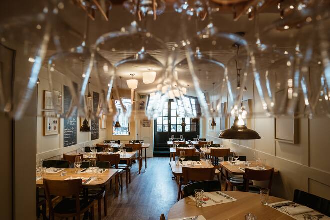 Karim Schumann (Chefkoch) kocht im Münsterhof, Zürich und besucht mit GaultMillau den Wochenmarkt auf dem Bürkliplatz, Zürich - Freitag, 23. August 2019 - Copyright Olivia Pulver