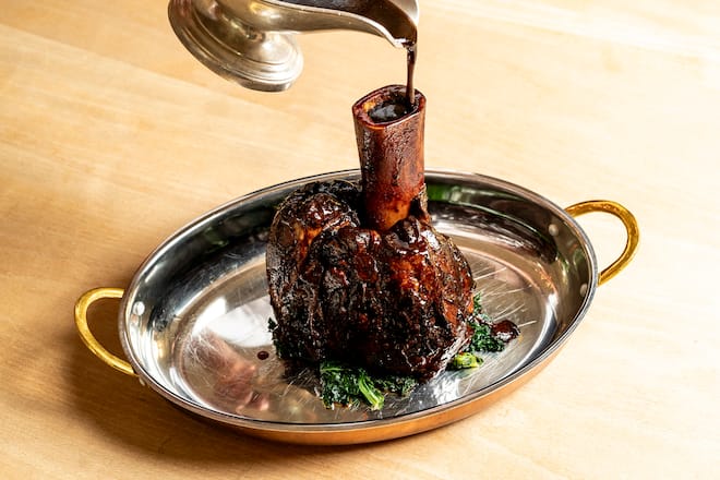 Kalbshaxe mit Schmorjus und Federkohl