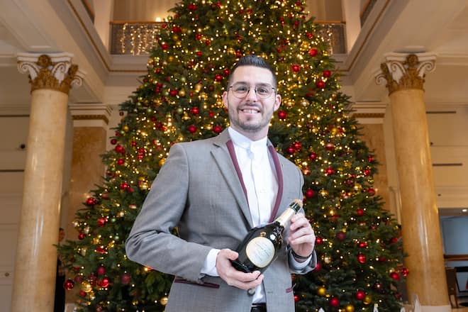 10.12.2025 - Gault&Millau autour de deux cuvées de champagne: Laurent Perrier, Grand Siècle et Heritage, à travers deux sommeliers des deux restaurants étoilés des hôtels Sandoz, à savoir:" gris " Dominique Peretti pour Anne-Sophie Pic au Beau-Rivage" Blue " Alexi Attal pour la Table de Franck Pelux au Lausanne Palace. Photo Darrin Vanselow 2025
