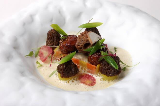 LUGANO, 28.04.2019 - Un coffret vegetal aux morilles brunes et blondes, grattons de ris de veau aux poireaux nouveaux a la creme et un emulsion relevee au solera des glacier. S. Pellegrino Sapori Ticino 2019 'Official Night Didier De Courten': Frank Oerthle meets Didier De Courten (Le Terminus, Sierre) at Ristorante Galleria Arte al Lago, Lugano.copyright by www.steineggerpix.com & www.saporiticino.ch 2019 / photo by remy steinegger+++ no resale / no archive +++