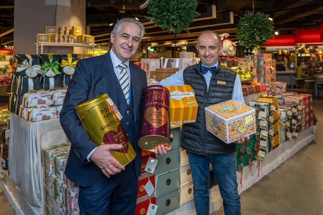 07.11.2024; Zürich: Jelmoli Food Market: Thema Panettone. Thierry Bromberger und Periklis Stavrou beim Panettone-Stand im Jelmoli Foodmarket. © Valeriano Di Domenico