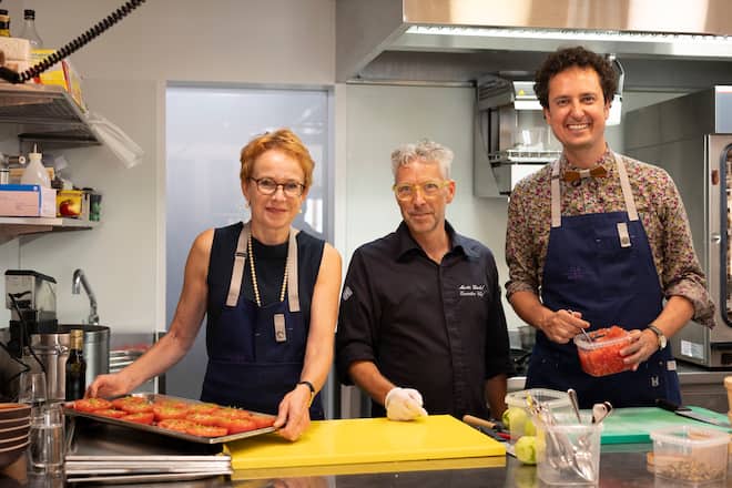 Ständerätin Eva Herzog und NR-Kandidat Nicola Forster mit Chefkoch Martin Göschel