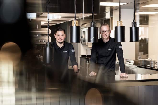 Kantine statt Gourmet: «Skin’s» am Ende Pascal Hobler, Sous Chef, links, und Kevin Romes, Head Chef, in der offenen Küche von Skinâs - the restaurant, bei Skinmed AG in Lenzburg, am 20. Mai 2022,