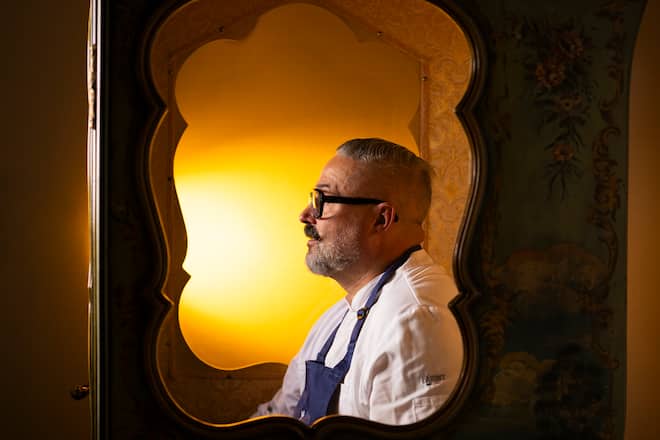 Portrait de François Chomel qui ouvre un nouvel établissement gastronomique à Saint Maurice. Réalisé pour PME Mag, le sujet retrace son parcours fait de hauts et de bas. notamment comment il a rebondi après la disparition de son frère.(©Louis Dasselborne)