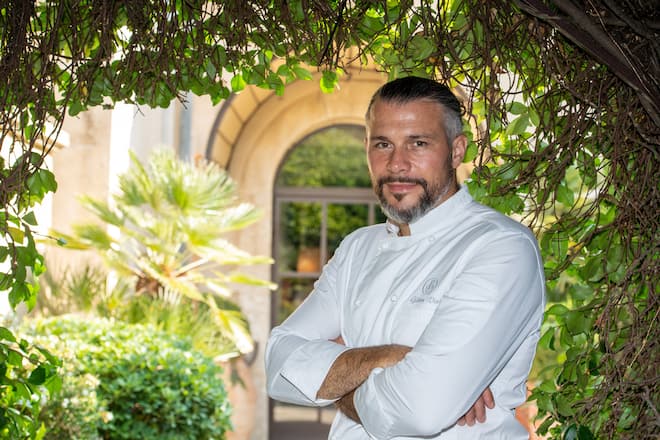 Info - Le chef triplement étoilé Glenn Viel, nouveau juré de l'émission "Top Chef" diffusée à partir du 16 février - Exclusif - Le chef 3 Etoiles Glenn Viel nous fait découvrir son restaurant L'Ousteau de Baumanière, situé aux Baux-de-Provence dans les Bouches du Rhône. Présentation des lieux, de sa brigade, ainsi que des cuisines et de la salle. Le 21 juillet 2021© Patrick Carpentier / Bestimage Exclusive - No Web No Blog pour Belgique et Suisse