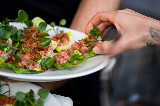 24.09.2019 Zrich; Gault&Millau - POP des Jahres; POP des Jahres die Metzg in Zrich. Die Vorspeise wird den Gsten serviert. © Valeriano Di Domenico