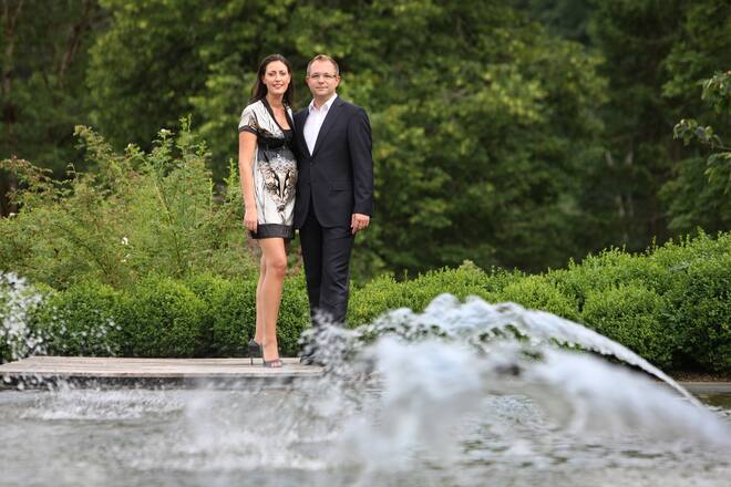 Urs Grimm mit Gattin im Garten des Lenkerhofs