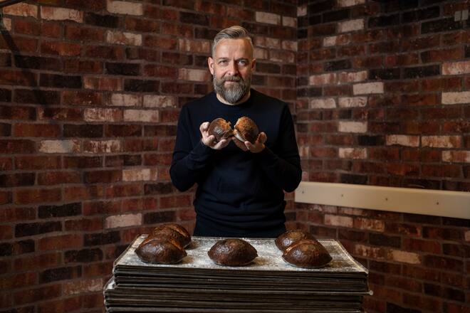Andreas Winkler, Foodscout Betty Bossi, in Hausbaeckerei des Coop Center Eleven, in Zuerich Oerlikon, Holzofenbrote