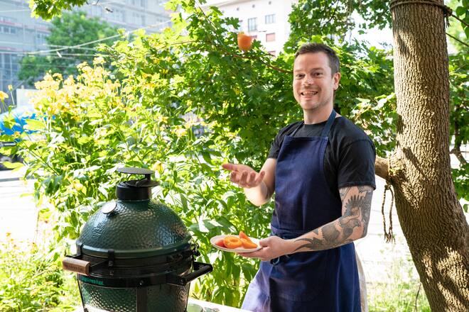 Restaurant Silex , George Tomlin , Zürich, kocht mit Big GreenEgg, Walliser Aprikosen mit Panna Cotta und Estragon