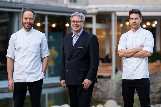 Berner Chefs im Kursaal, Simon Apotheloz (l), Kevin Kun z, CEO des Kursaals, Luis Feitknecht, im Garten des Kursaals Bern