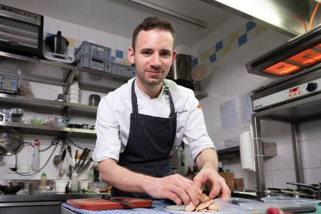 21.09.2020; St.Gallen: NEU getestet - Helvetia in St. Gallen; Kchenchef Adrian Nessensohn beim kochen und anrichten, im Restaurant Helvetia in St.Gallen. © Valeriano Di Domenico