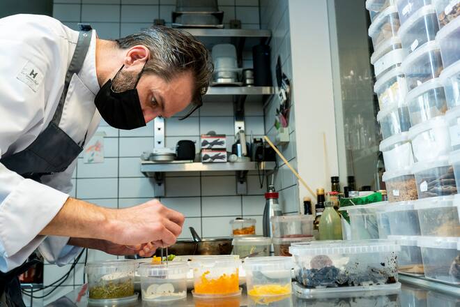 Martinigans, Stiefels Hopfenkranz, in Luzern, Anrichten des Hauptgangs Gänseschenkel-Pralinés und Gänsebrust