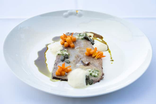 Restaurant Frohsinn Wagyu Beef, Siedfleischsalat, mit Schnittlauch-Zwiebel Vinaigrette und Kürbis