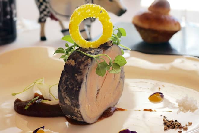 Foie gras de canard poché au vin rouge