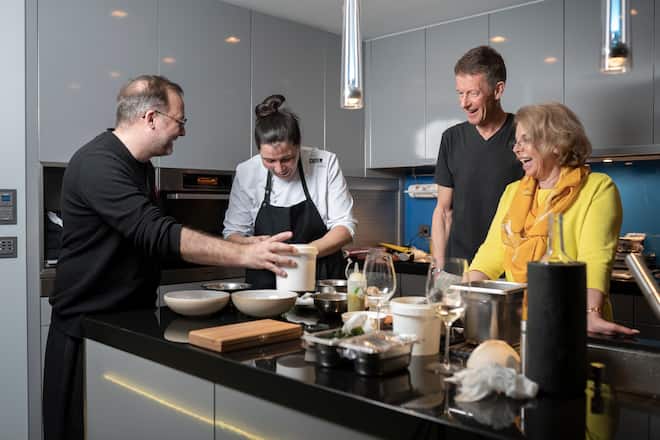 Win a private Chef Michèle Meier kocht in Buochs, Win a private Chef Michèle Meier kocht in Buochs, Christian Gujan, Lucide (l), Michele Meier, Felicitas und Wilhelm Siebert, in ihrer Wohnung in Buochs