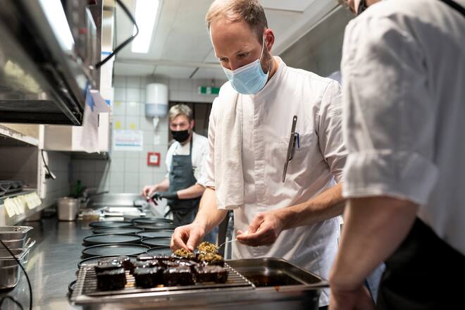 Berner Chefs im Kursaal, Simon Apotheloz und Luis Feitknecht, Anrichten der Piemonteser Rinderbrust
