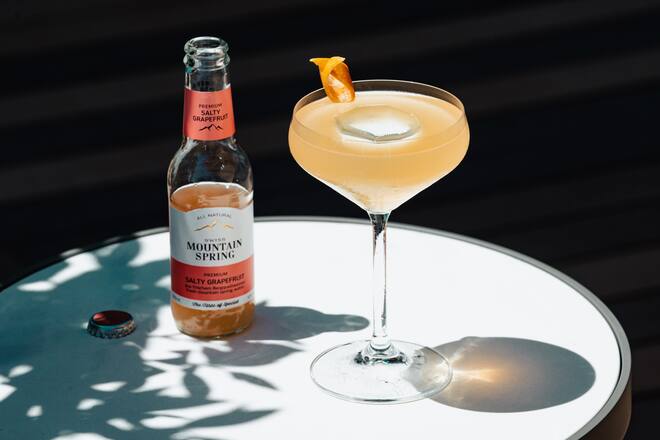 Barkeeper George Xanthoulis und seine vier Drinks mit Swiss Mountain Spring, Mandarin Oriental Savoy am Paradeplatz, Zürich Smells like Summer Vanille-Wodka Amaretto Agavennektar Limettensaft Aufgefüllt mit SMS Grapefruit Soda