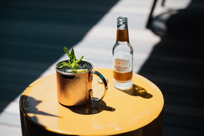 Barkeeper George Xanthoulis und seine vier Drinks mit Swiss Mountain Spring, Mandarin Oriental Savoy am Paradeplatz, Zürich Garden Mule Gin Gurken-Limetten-Cordial Honigwasser Aufgefüllt mit SMS Ginger Beer