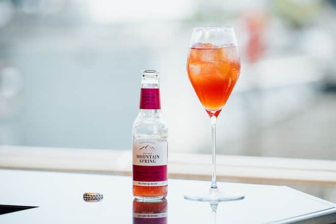 Barkeeper George Xanthoulis und seine vier Drinks mit Swiss Mountain Spring, Mandarin Oriental Savoy am Paradeplatz, Zürich Pepperroot Fizz Eco Bitter Eco Spritz Aufgefüllt mit SMS Cherry Pepper Soda