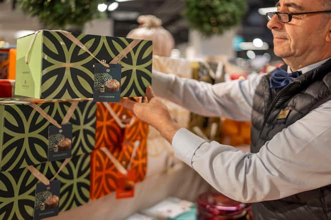 07.11.2024; Zürich: Jelmoli Food Market: Thema Panettone. Periklis Stavrou beim Panettone-Stand im Jelmoli Foodmarket. © Valeriano Di Domenico