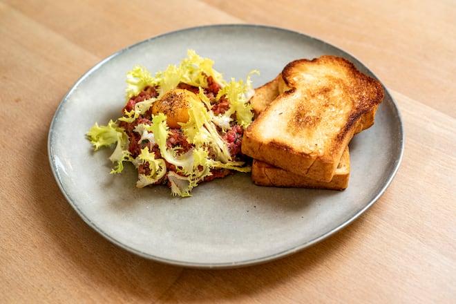 Rindstatar mit Eigelb, Kapern, Pickles und Toast