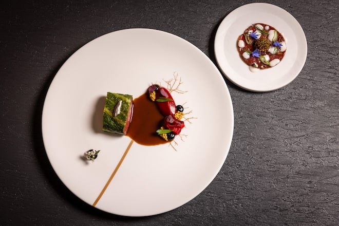 05.02.2026, Zürich, Mandarin Orintal Savoy, Restaurant Orsini, Gericht; Geräucherter Hirsch mit Campari-marinierter Rande und Civet-Sauce (by Restaurant Orsini, Dario Moresco) (photo by Remy Steiner for Gault Millau)