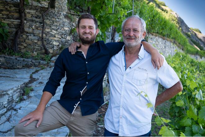 Raphal Maye und sein Vater Jean-Franois im Weinberg,St-Pierre-de-Clages, Wallis,Valais, Schweiz, Suisse, Svizzera,Switzerland,