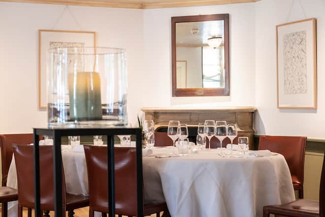 Sugiez (FR), 27.8.2021 -- Ansicht Restaurant und Saal (im Hintergrund). Food und Mood.Foto: Karl-Heinz Hug