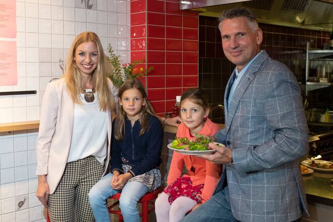 24.09.2019 Zrich; Gault&Millau - POP des Jahres; POP des Jahres die Metzg in Zrich. Heiko (Dolder Grand) und Daniela Nieder mit den Tchter Lisa (blau) und Daniela (rot). © Valeriano Di Domenico