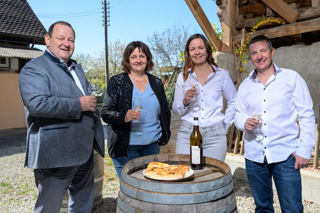 Constantine, 11 avril 2025.De gauche à droite: Pierre Gentizon, Claudine Gentizon, Célia Cressier, Julien Cressier.Reportage au Domaine des Marnes. Célia Cressier (t-shirt rose) a repris avec son mari Julien le domaine développé par son père Pierre Gentizon. Le Domaine des Marnes est situé dans l'appellation Vully, localisée entre les lacs de Neuchâtel et de Morat.©François Wavre | Lundi13