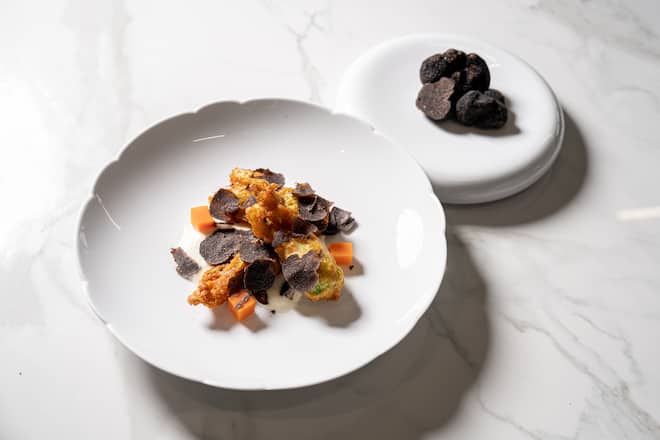 Gefüllte Zucchiniblüten mit Parmesanschaum und Trüffel