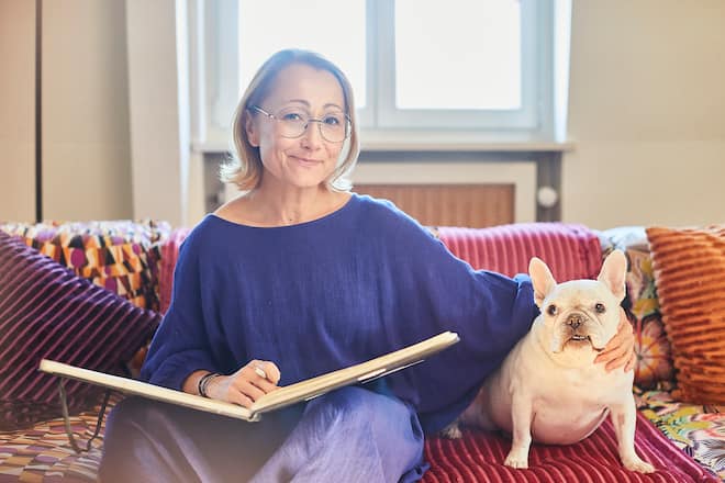 Tanja Grandits mit Hund Norma. Tanja Grandits, Köchin des Jahres 2019 von Gault & Millau Schweiz, 19 Punkte, fotografiert in Basel im September. Foto Lucia Hunziker