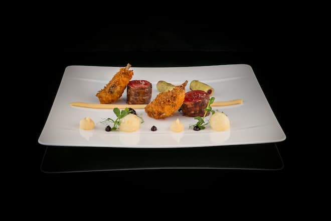 POITRINE DE PALOMBE RÔTIE, CUISSES CONFITES EN TEMPURA, POMME FONDANTE ET CÉLERI, CONFITURE DE CASSIS