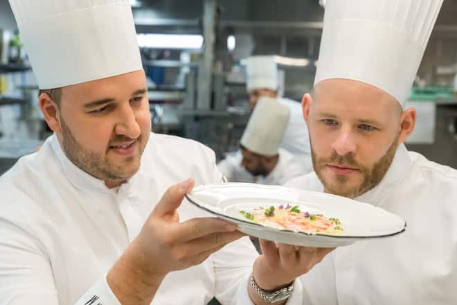 Baur au LacMaximilian Müller (mit Jendrik Wollesen)beim Gerichte-Entwickeln über die Schulter geschautFotografiert am 12.03.2024