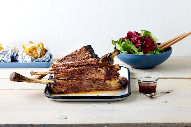 Beef Ribs vom Grill mit BBQ-Sauce.