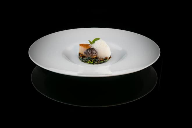 NOIX DE SAINT-JACQUES RÔTIES, ÉTUVÉE DE TÉTRAGONES AUX NOIX ET BOLETS, ÉCUME DE FUMET AU CORAIL