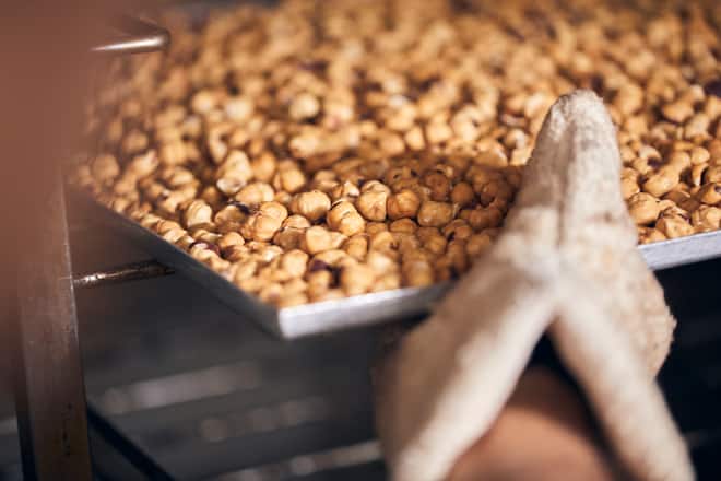 Zubereitung der erfolgreichen "Schutzengeli" in Handarbeit. Zu Gast bei Matthias Bachmann und Raphael Bachmann, Confiserie Bachmann in Luzern, 23.09.2020, Foto Lucia Hunziker