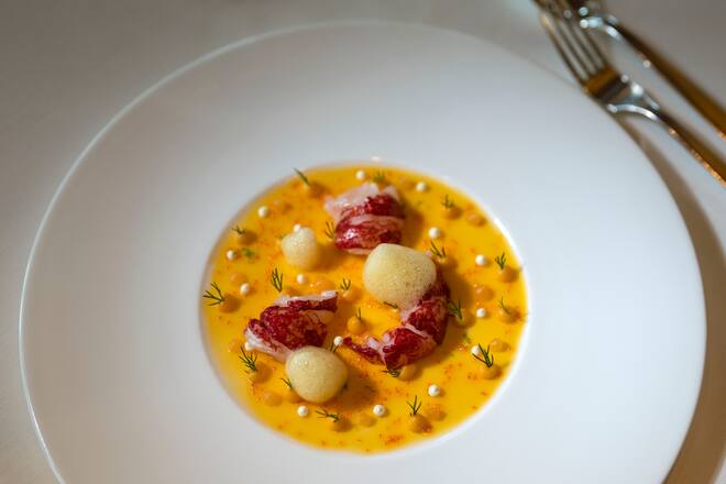 01.12.2021; Zürich; GaultMillau - Laurent Perrier, The Dolder Grand; Menü von Heiko Nieder, Bretonischer Hummer mit Sanddorn, Mandarine, Tom Zum und Dill. © Valeriano Di Domenico