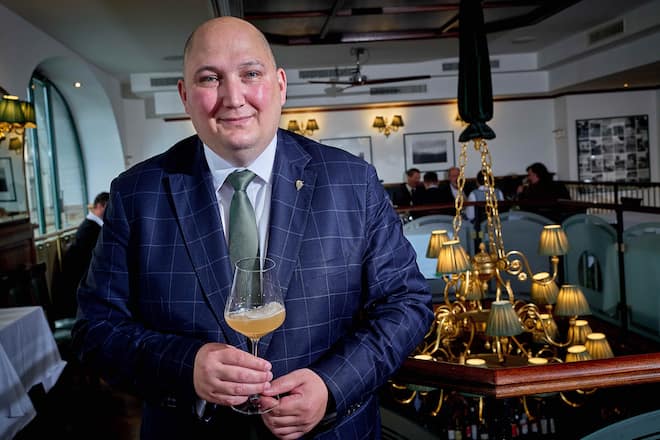 Lausanne, le 25 septembre 2025, Brasserie du Grand Chêne, ou le chef Sommelier Pierre Marie Faure met 30 référence de chasselas en cru au verre , lors de ce lancement un menu dégustation a été proposé par le chef Guillaume Soares, avec une déclinaison dâhuitres et produits de la mer, ainsi quâun vol au vent de ris de veau au ceps, un plateau de fromage et un baba au Rhum pour le dessert © sedrik nemeth