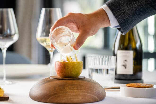 Benoit Carcenat, Restaurant Valrose 2022: Fondue in der Birne, Nusscreme, gepickelter Gruyère