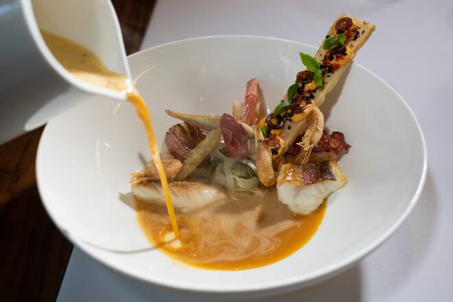 27.08.2020; Zrich: GM Channel; Portrait von Antonio Colaianni Restaurant Ornellaia; ãBouillabaisseÒ alla Colaianni. Allerlei aus dem Meer, serviert mit Rouille & Brotchips. © Valeriano Di Domenico