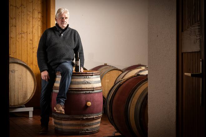 Le vigneron Christian Dugon pose dans sa cave, le mardi 15 février 2022 à Bofflens. (© Gabriel Monnet/ Gault & Millau)