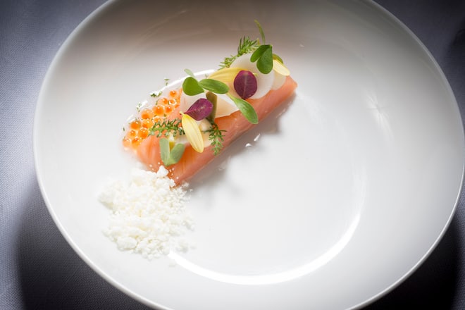 Lausanne.Beau-rivage palace.Soirée gastronomique à 4 mains le chef Andreas Caminada invité chez Anne-Sophie PicsEntrée Caminada "Omble chevalier raifort et topinambour"