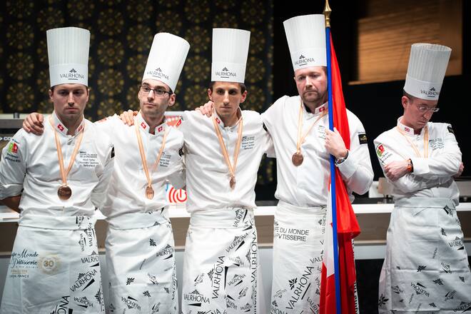 Coupe du monde de la pâtisserie 2021 au salon SIRHA à Lyon.L'équipe suisse: coach Patrick Bovonchocolat Nicoll Notter,dégustation:Antoine Chopinsucre:Arnaud Dousse.ICI attente résultats gà d Nicoll,Antoine,Arnaud,Patrick