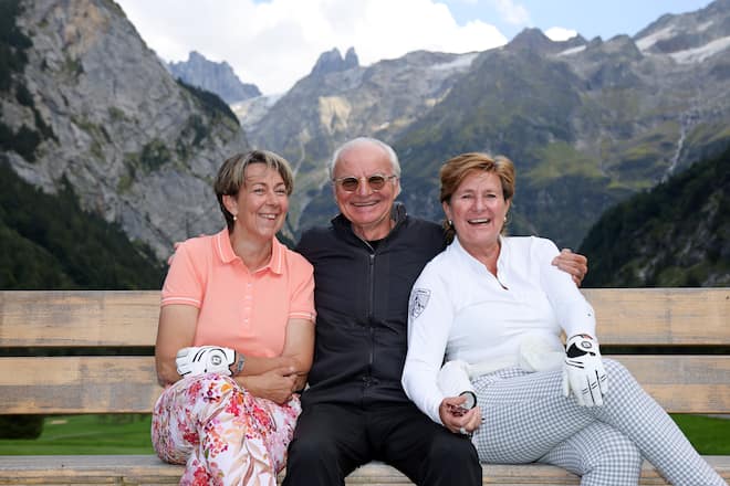 v.l. Bernadette Lisibach mit Max und Vroni Cotting Julen GaultMillau Golf Turnier in Engelberg Copyright by : sampics PhotographieBierbaumstrasse 681243 MnchenTEL.: ++49/89/82908620 , FAX : ++49/89/82908621 , E-mail : sampics@t-online.deBankverbindung : Hypovereinsbank Mnchen Konto : 1640175229 , BLZ 70020270IBAN : DE78700202701640175229 BIC : HYVEDEMMXXXweitere Motive finden sie unter : www.augenklick.de